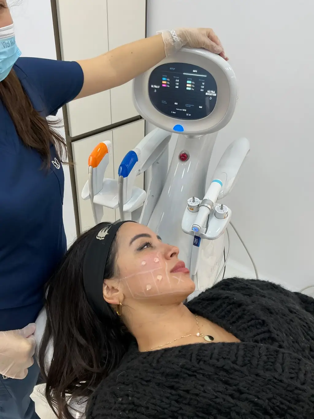 Sesión de tratamiento con Ultraformer MPT en la consulta del Dr. Sandro Flórez en Bogotá, junto a la plataforma y sus cartuchos