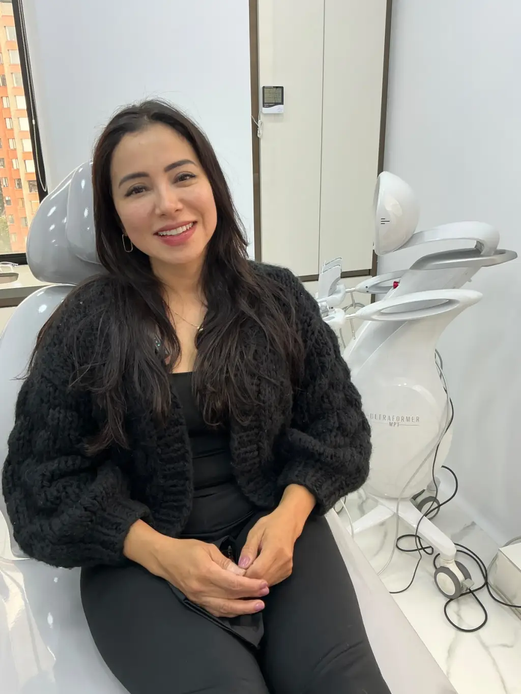 Paciente en la consulta de Sandro Flórez Medicina Estética y Capilar Avanzada junto a la plataforma Ultraformer MPT